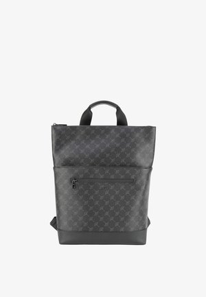 Schwarzer Lederrucksack mit subtil wiederholtem Muster, oberem Griff, vorderer Reißverschlusstasche und verstellbaren Schultergurten.