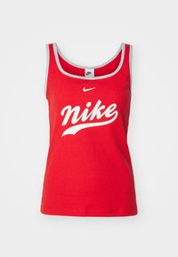 Röd ribbad linne med grå kant, med en stor vit Nike-logotyp över framsidan. Rund hals och ärmlös design.