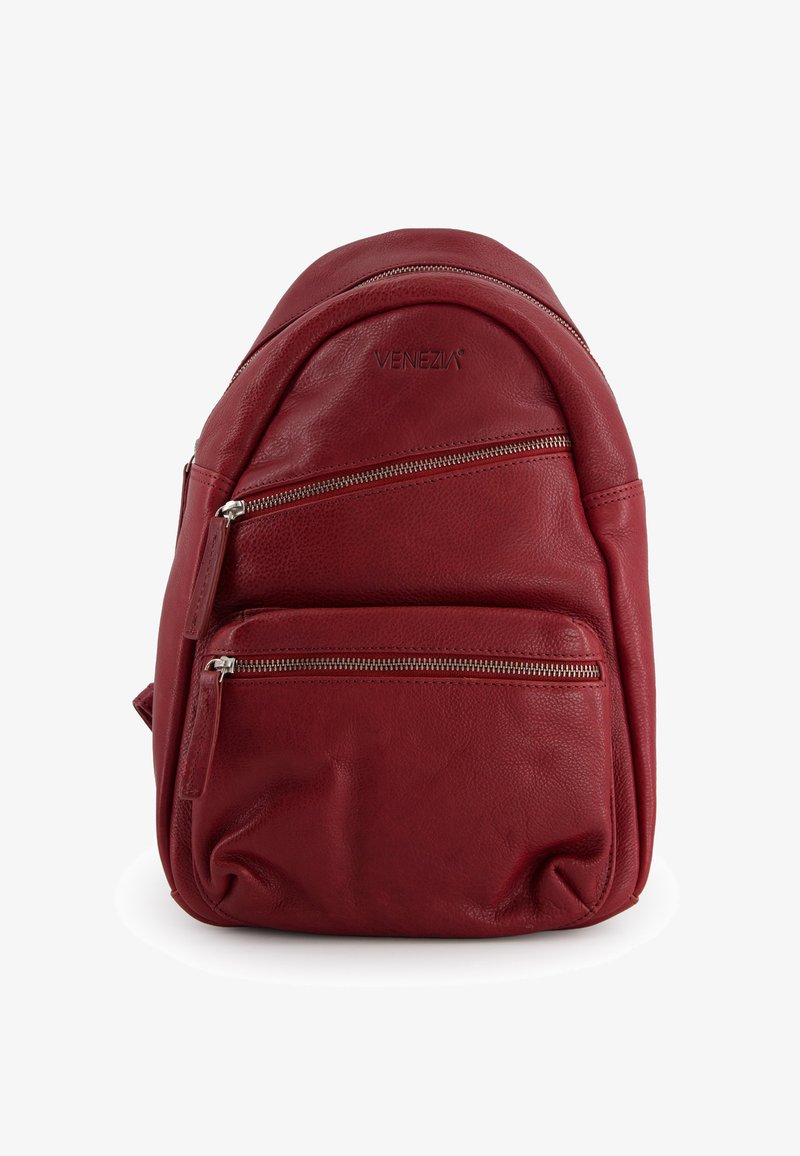 Roter Leder-Rucksack mit glatter Textur, ausgestattet mit zwei Reißverschluss-Vordertaschen, einem abgerundeten Oberteil und einem dezenten Markenlogo, das auf der Vorderseite eingeprägt ist.