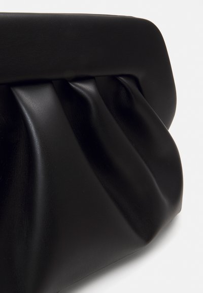 Sort lædertaske med en glat tekstur, samlet design med folder og en struktureret top. Minimalistisk form uden synligt hardware.