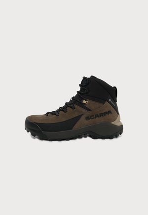 Botte de randonnée montante marron et noire avec une semelle épaisse, à lacets sur le devant, avec le marquage "Scarpa" et "Gore-Tex" sur le côté.