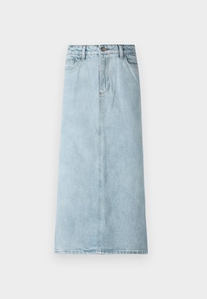 Saia midi de denim azul claro com corte reto, bolsos frontais e um cós clássico com fecho por botão. Textura lisa, ligeiramente desgastada.