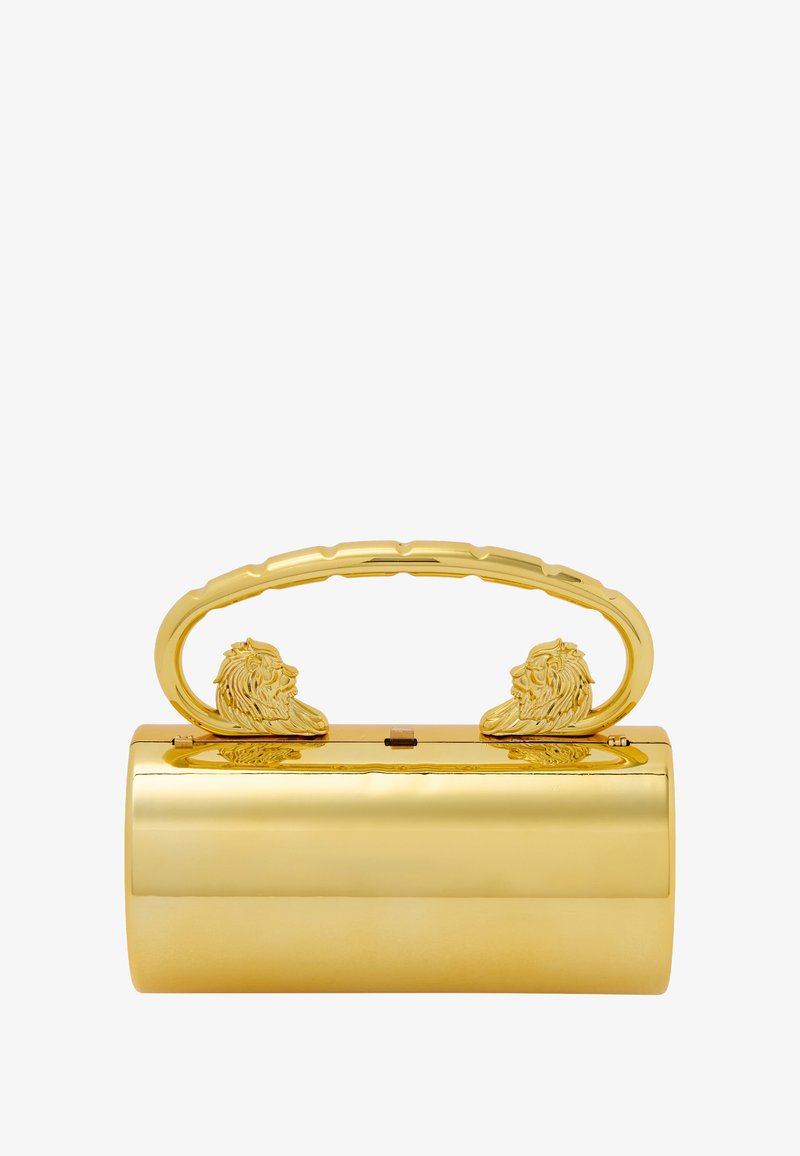 Gouden handtas met een ronde vorm, voorzien van een gebogen handvat versierd met leeuwenkopaccenten. Glad metallic afwerking, minimalistisch ontwerp.