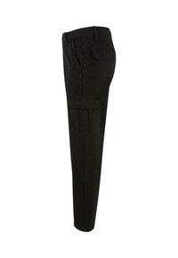 Pantalon cargo noir vu de côté avec passants de ceinture, une poche à rabat latérale et une poche à rabat arrière sur un fond blanc uni.