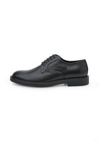 Zapato de vestir de cuero negro con punta redondeada, diseño con cordones, textura suave y suela de goma resistente.