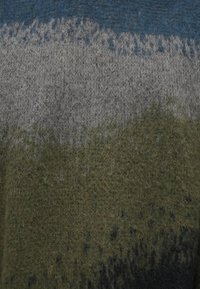 Πλεκτό πουλόβερ με μοτίβο διαβάθμισης σε αποχρώσεις μπλε, γκρι και ελαι πράσινο. Μαλακή υφή με ελαφριά χνούδι, χωρίς ορατά μεταλλικά στοιχεία.