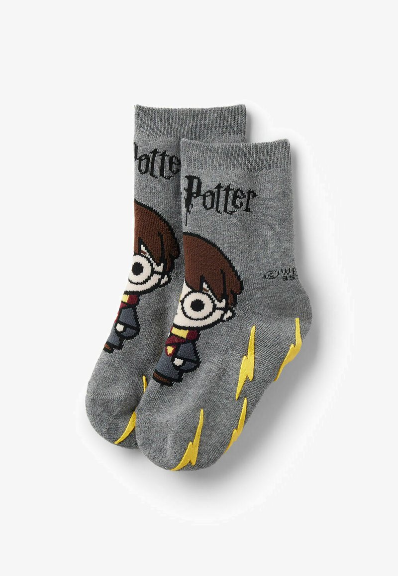 Calze di cotone grigie con un personaggio dei cartoni animati dai capelli castani, occhiali e sciarpa. Gli accenti includono fulmini gialli e il testo "Potter".