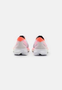adidas Performance ADIZERO ADIOS 8 - Sapatos para corrida em estrada - footwear white/aurora metallic/solar red