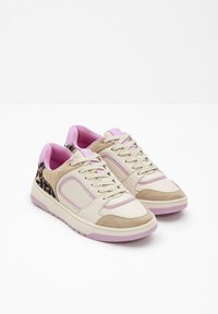 Sneaker beige e rosa con punta in suede, linguetta in rete e dettagli in stampa leopardata sui lati; lacci rotondi e suola in gomma.