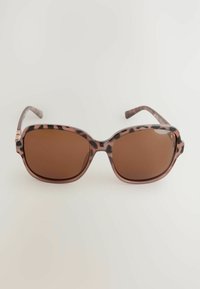Braune Sonnenbrille mit Schildpatt-Rahmen. Sie verfügt über große, runde Gläser und dicke, gemusterte Bügel. Ganze Oberfläche hat eine glatte Textur.