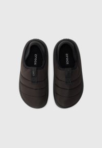 Svarta tofflor med slippdesign som har en kviltad yta, mjukt överdrag av tyg och en mönstrad gummisula för bättre grepp. Minimalistisk branding på innersulan.