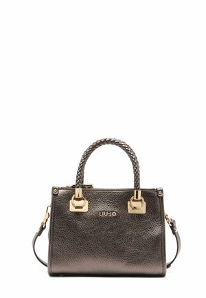 Sac à main en cuir texturé gris foncé avec une anse tressée, des accents en métal doré et un logo sur le devant. Comprend une bandoulière amovible.