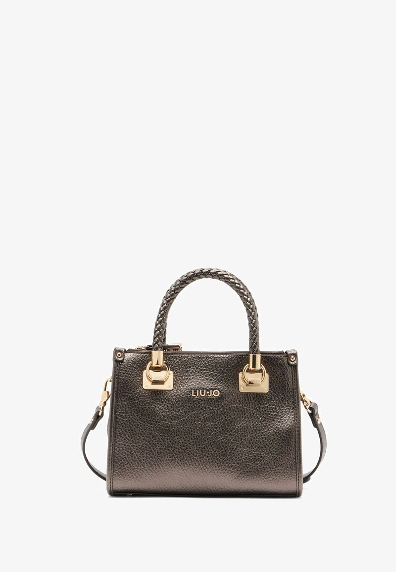 Borsa a mano in pelle texturizzata grigio scuro con manico intrecciato, dettagli in metallo dorato e logo sul fronte. Include una tracolla staccabile.