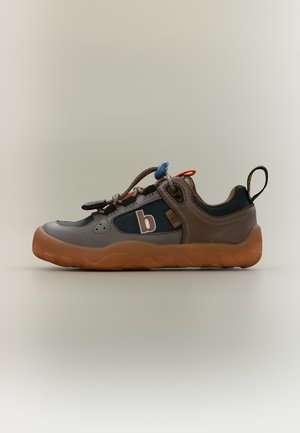 Sneakers décontractées avec panneaux marron et vert foncé, semelle en gomme, système de verrouillage des lacets et logo "b" sur le côté.