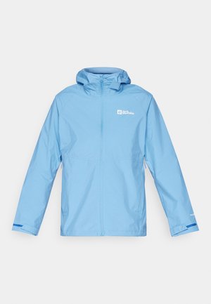 Lichtblauwe waterdichte jas met capuchon, volledige rits aan de voorkant, elastische manchetten en logo-voorkeur op de borst en mouw. Gladde textuur.