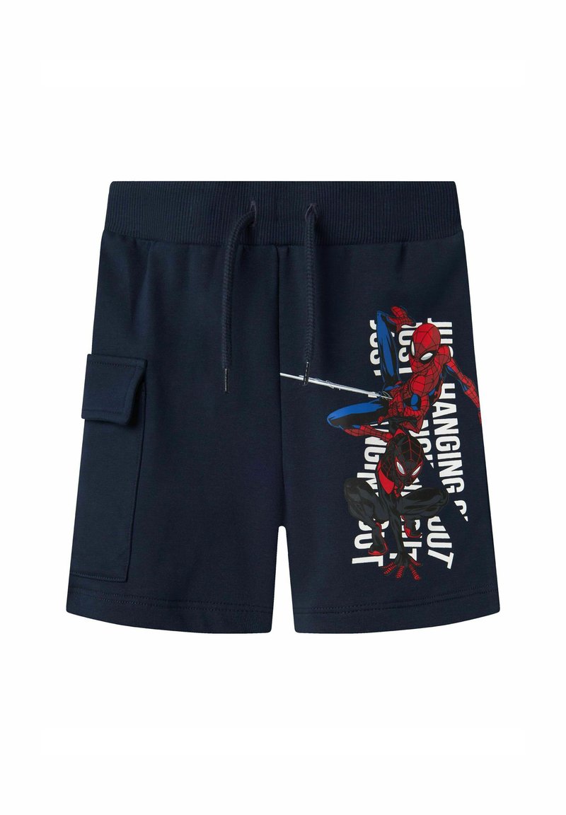 Bermudas azul marino con cinturilla elástica, que presentan un gráfico de Spider-Man en rojo y negro y texto blanco en el lado. Incluye un bolsillo lateral.