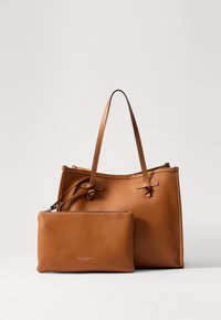 Neizvēlēts, caramello