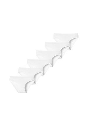 Sechs weiße nahtlose Damenunterhosen, diagonal auf weißem Hintergrund angeordnet.