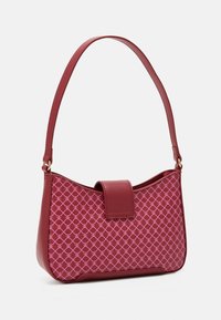 Czerwona torebka w wzory z gładką skórzaną podstawą, zaokrąglonym kształtem, płaskim klapowym zamknięciem oraz pojedynczym regulowanym paskiem na ramię.