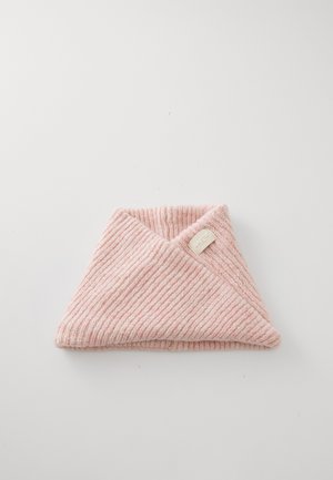 Rosa gestricktes Stirnband mit einem diagonalen Rippenmuster, das mit einem kleinen Stoffetikett versehen ist. Weiche Textur, in eine dreieckige Form gefaltet.