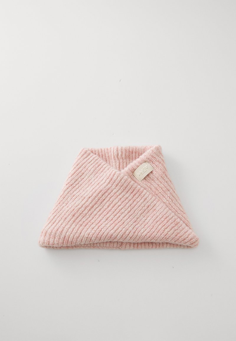 Rosa strikket hodebånd med diagona ribbemønster, med et lite stoffmerke. Myk tekstur, brettet i en trekantform.