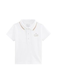 Polo shirt blanc en coton à manches courtes, avec un col beige et un petit motif de bateau brodé sur la poitrine.