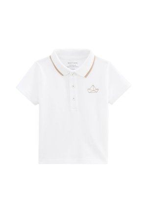 Polo shirt blanc en coton à manches courtes, avec un col beige et un petit motif de bateau brodé sur la poitrine.