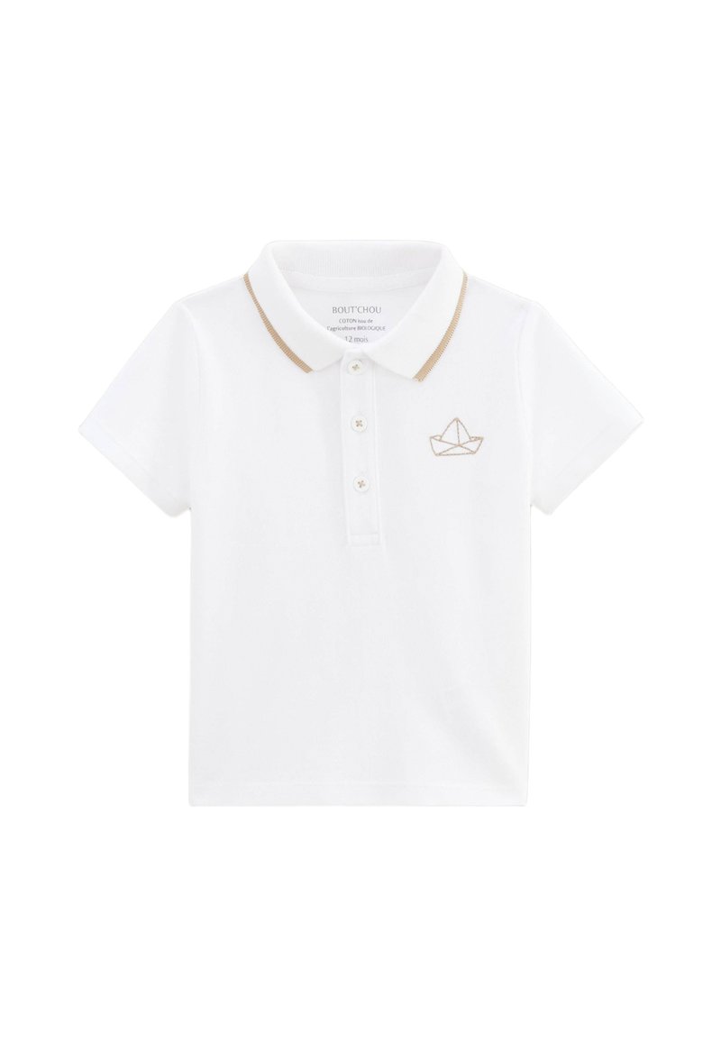 Polo shirt blanc en coton à manches courtes, avec un col beige et un petit motif de bateau brodé sur la poitrine.