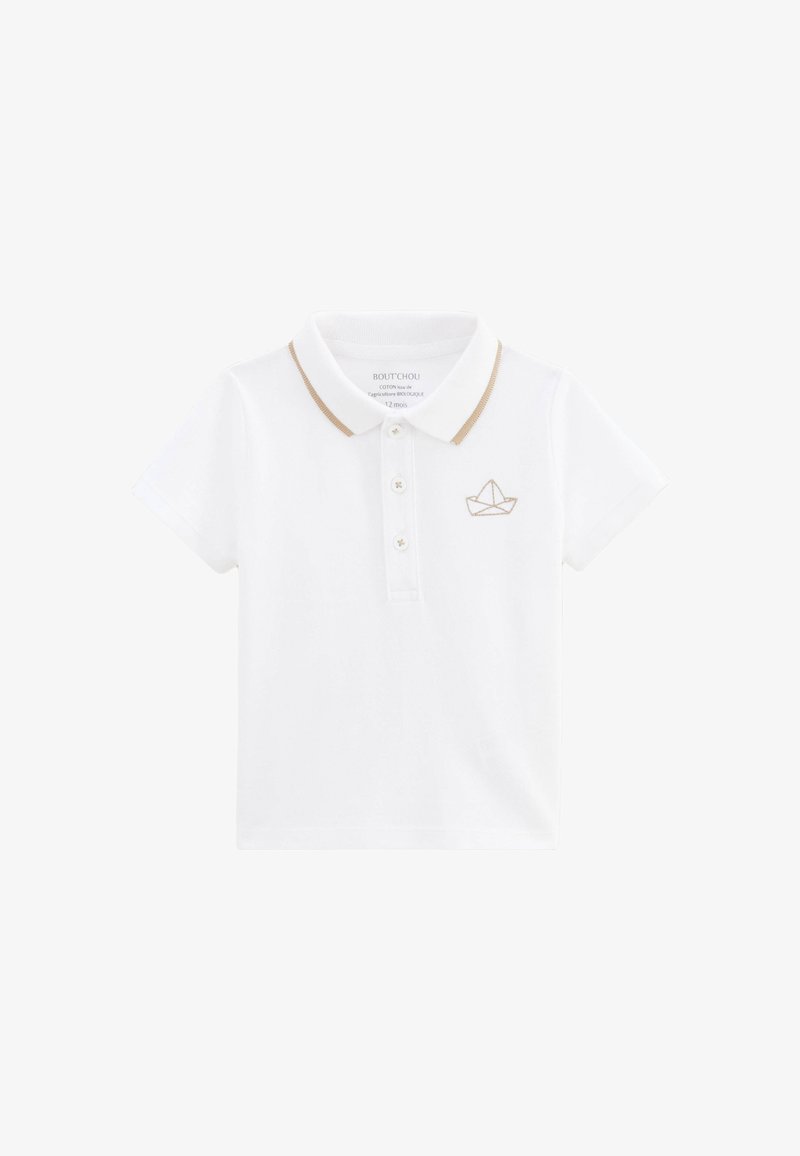 Polo shirt blanc en coton à manches courtes, avec un col beige et un petit motif de bateau brodé sur la poitrine.
