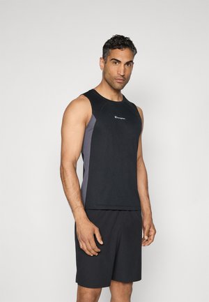 Schwarzes Sporttanktop mit grauen Seitenpanelen, rundem Ausschnitt und Logo auf der Brust. Kombiniert mit schwarzen Shorts für einen vollständigen Look.