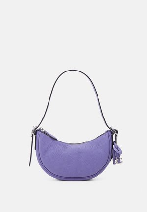 Petit sac à main en cuir violet en forme de croissant avec une courte lanière noire et une fermeture éclair argentée sur le dessus.