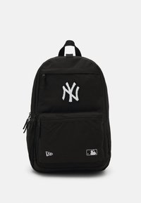 Schwarzer Rucksack aus Stoff, mit einem weißen bestickten NY-Logo und einem kleinen MLB-Logo. Enthält eine vordere Reißverschlusstasche und eine Netzseitentasche.