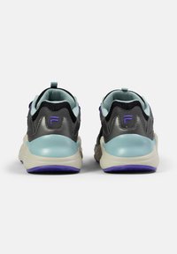 Sneaker con parte superiore nera, accenti azzurri e tallone grigio testurizzato. Presenta un logo viola e una suola spessa con un motivo viola.