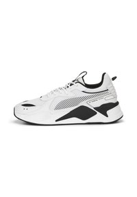 Sneakers bianchi con accenti neri, tessuto a rete, pannelli testurizzati e un design elegante. Presentano un marchio prominente e un colletto imbottito.