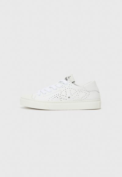 Witte lage sneakers met geperforeerd ontwerp, platte veters en een gestructureerde rubberen zool. Kenmerkt zich door een minimalistische stijl en een zachte afwerking.