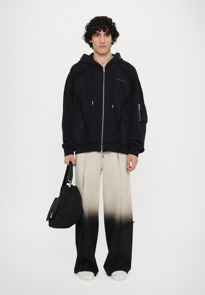 Feng Chen Wang DECONSTRUCTION UNISEX - Παντελόνι φόρμας - black gradient