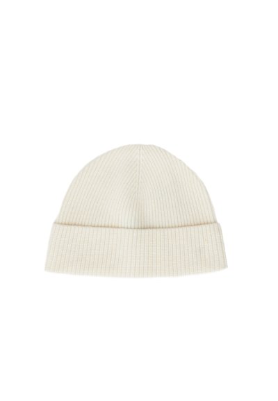 Berretto a maglia bianco a coste con risvolto. Texture morbida e forma arrotondata, adatto per un abbigliamento informale in climi più freschi.