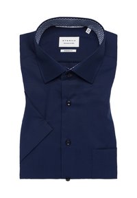 Marineblauwe button-up shirt met een moderne snit, voorzien van een gekleurde kraagvoering en een enkele borstzak. Gemaakt van geweven stof.