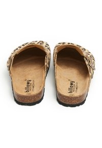 Sandales imprimées léopard avec un dessus en suède beige, une semelle intérieure en liège et une semelle en caoutchouc noire ; dispose d'une bride réglable et d'un logo embossé à l'intérieur.