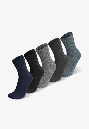 Fünf Paar gerippte Socken in Marineblau, Schwarz, Anthrazit, Melange-Grau und Dunkel-Türkis. Der Stoff ist strukturiert und hat einen umgeschlagenen Bund am oberen Ende.