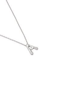 Collar de plata con un colgante estilizado en forma de "A" con un acento de cristal, suspendido de una delicada cadena de eslabones redondos.