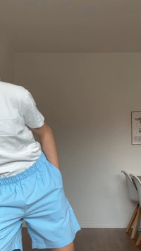 Svetlomodré kraťasy s elastickým pásom a prednými vreckami, vyrobené z textúrovanej tkaniny. V kombinácii s jednoduchým bielym tričkom.