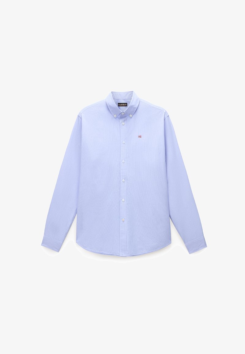 Camisa de botones de manga larga en azul claro, hecha de una tela con textura sutil, que presenta un cuello abotonado y un pequeño logotipo de bandera en el pecho.