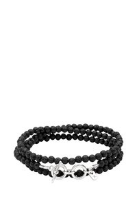 Trippla svarta lava pärlarmband med silvrig lås och liten silvertagg.