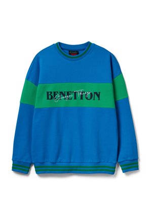 Sudadera con rayas azules y verdes, con los textos "BENETTON" y "Stranger Things" en el pecho, puños y bajo acanalados con rayas a juego.
