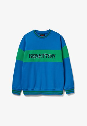 Sudadera con rayas azules y verdes, con los textos "BENETTON" y "Stranger Things" en el pecho, puños y bajo acanalados con rayas a juego.