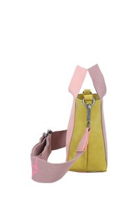 Piccola borsa a mano con una forma strutturata, realizzata in suede giallo, con accenti rosa e beige, dotata di una tracolla removibile e di accessori in argento.