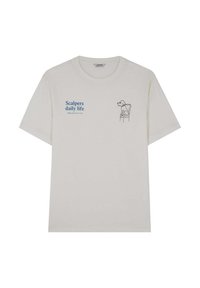 Cremefarbene Baumwoll-T-Shirts mit einem blauen Druck, der den Text "Scalpers daily life" und eine minimalistische Hundillustration auf der linken Seite zeigt.