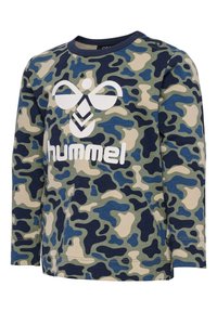 Langarm-Camouflage-Shirt in Grün-, Blau- und Beigetönen, mit einem weißen grafischen Logo und einem Rundhalsausschnitt mit Druckknopfverschluss.