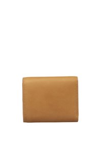 Portefeuille en cuir tan avec une texture lisse, de forme rectangulaire, et un discret détail de couture. Pas de matériel ou de motifs visibles.